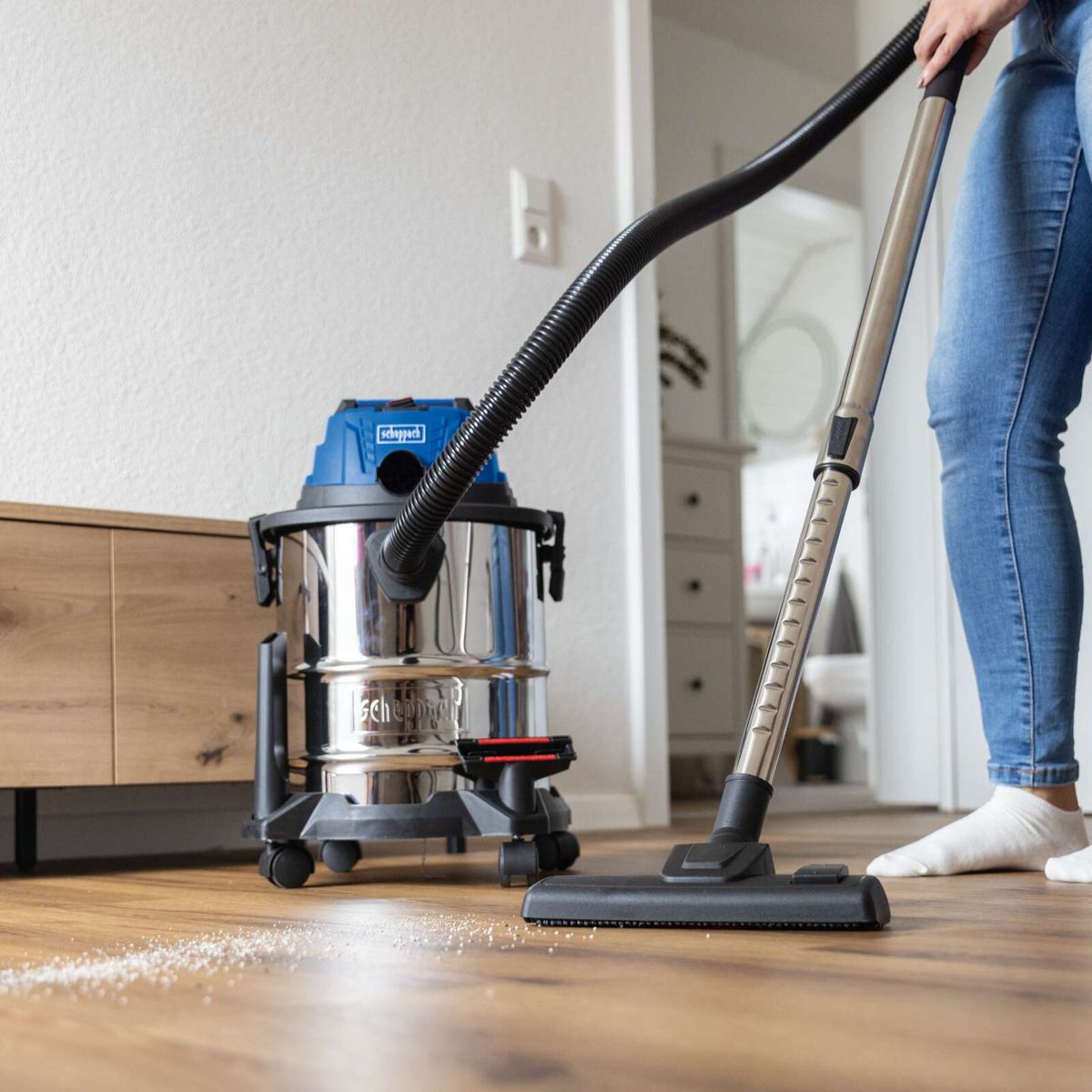 Scheppach Akku-Nass-/Trockensauger mit Akku-Bohrwerkzeugaufsatz und Beutellose Saugleistung