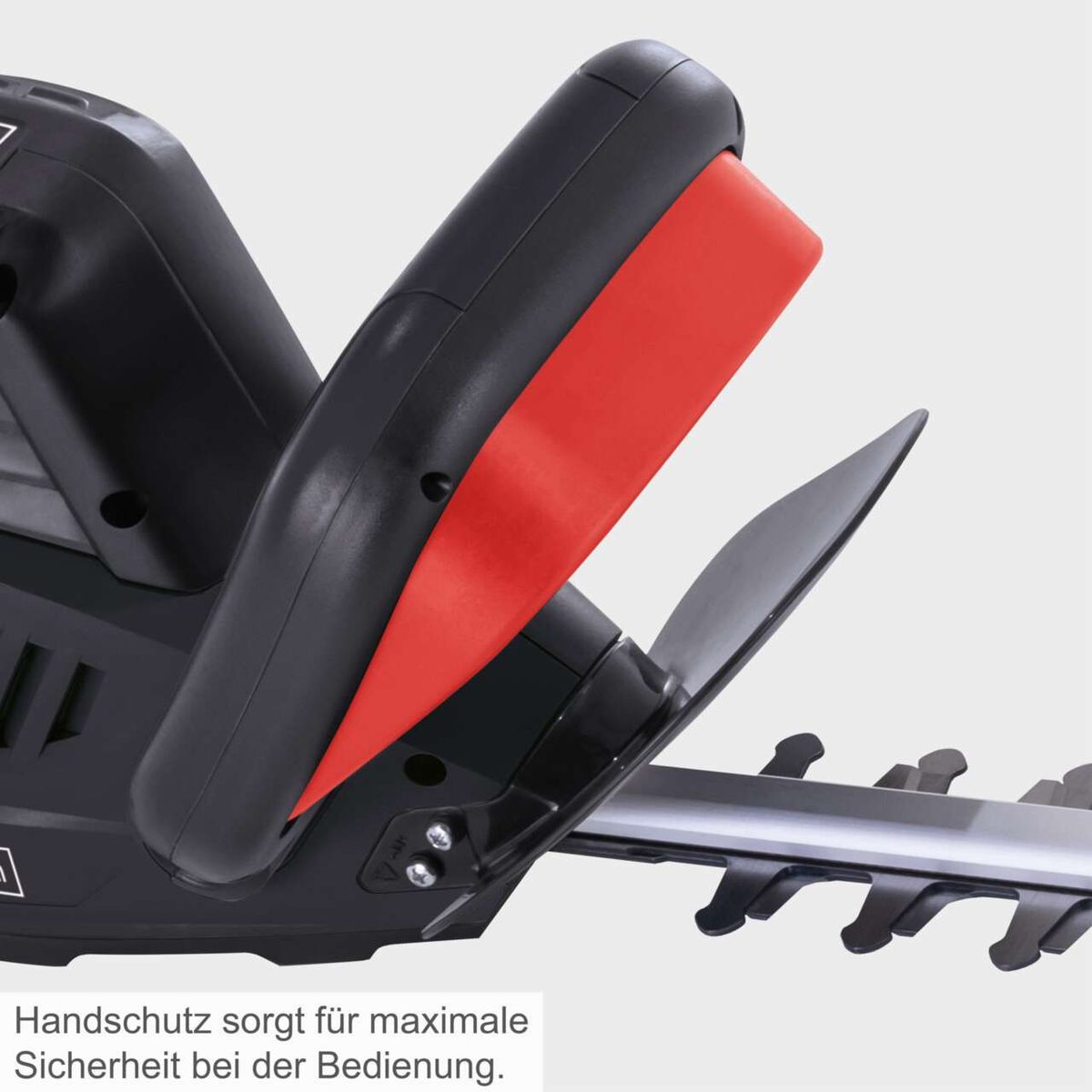Handschutz sorgt für maximale Sicherheit bei der Bedienung. Die Elektro Heckenschere EHT610 von Scheppach bietet einen 610mm langen Schnitt und eine Schnittstärke von 230V mit 24mm. Ideal für präzises Schneiden von Hecken.