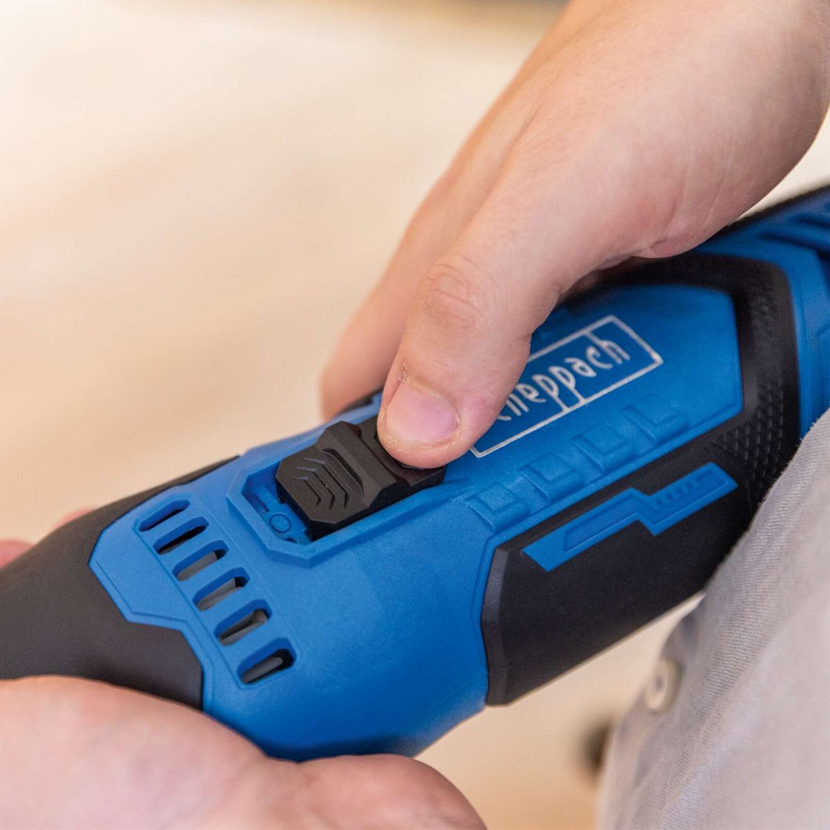 Scheppach-Bürstenschleifer mit ergonomischer Griffhaltung und Kontrollknopf für variable Einstellungen