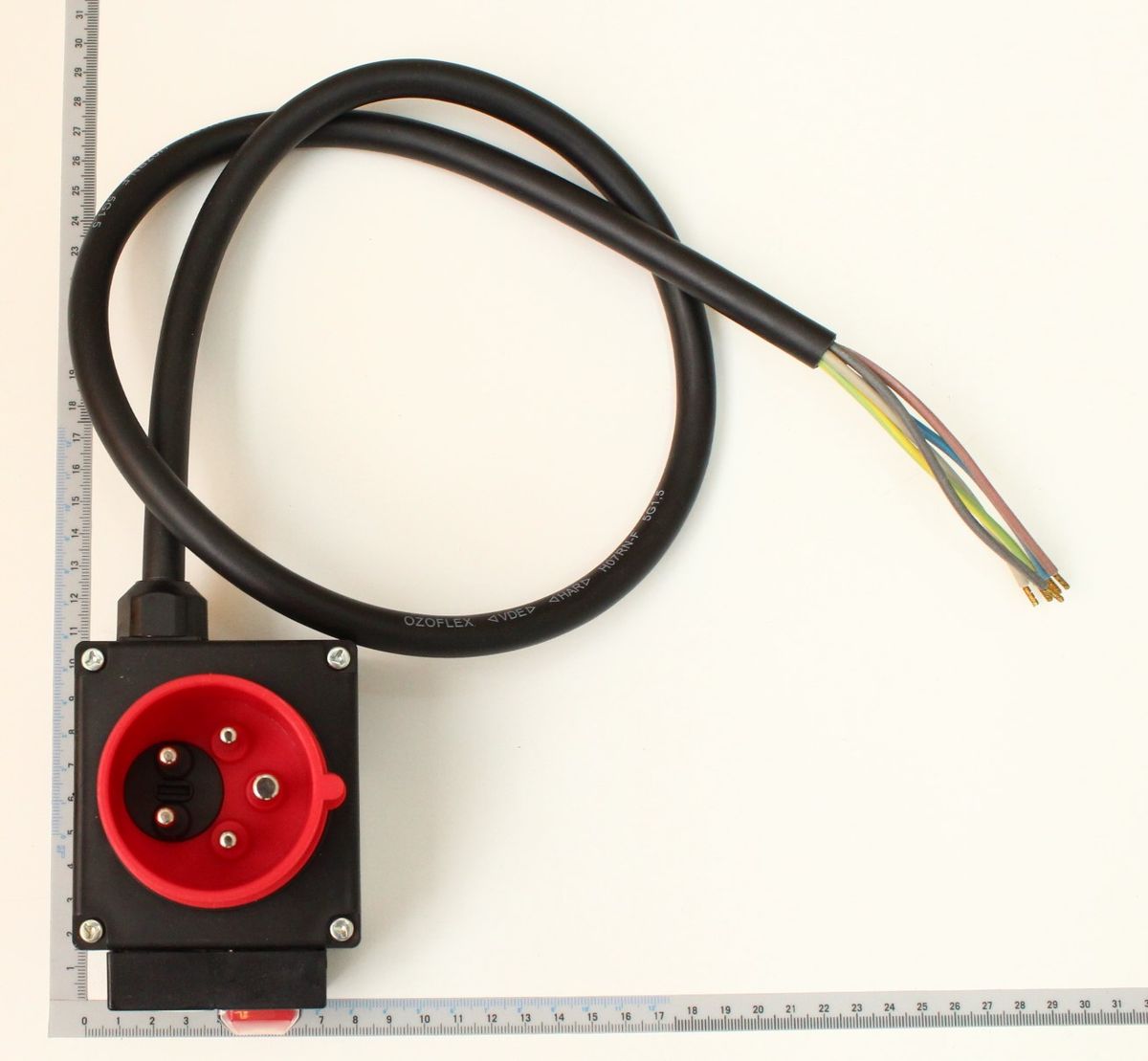SSK 400V Schalterstecker-Kombination von Scheppach. Das Kabel ist 850 mm lang und hat einen 5x1,5mm² Querschnitt. Das Bild zeigt den Stecker von vorne.