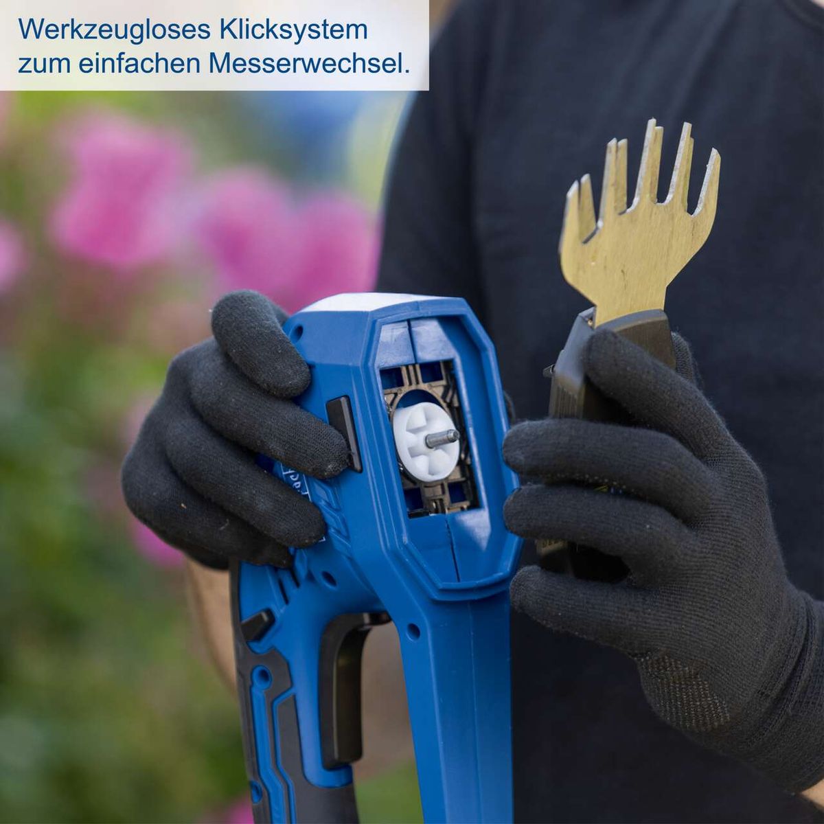 Die Akku-Gras & Strauchschere C-HTGS200-X von Scheppach verfügt über ein werkzeugloses Klicksystem zum einfachen Messerwechsel.