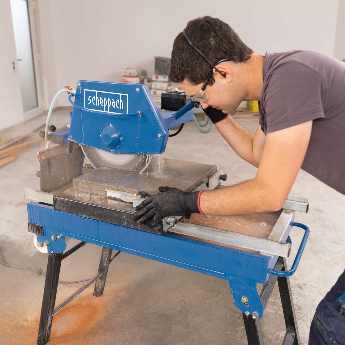 Scheppach-Steintrennmaschine mit Arbeitsplatte und Sicherheitsausrüstung während des Betriebs