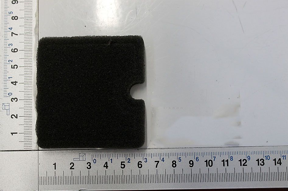 Luftfiltereinsatz mit einer Aussparung, von oben fotografiert. Die Länge beträgt 12 cm und die Breite 7 cm.
