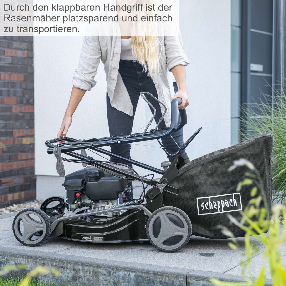 Der Benzin-Rasenmäher LM161-46S von Scheppach hat einen klappbaren Handgriff, was ihn platzsparend und einfach zu transportieren macht.