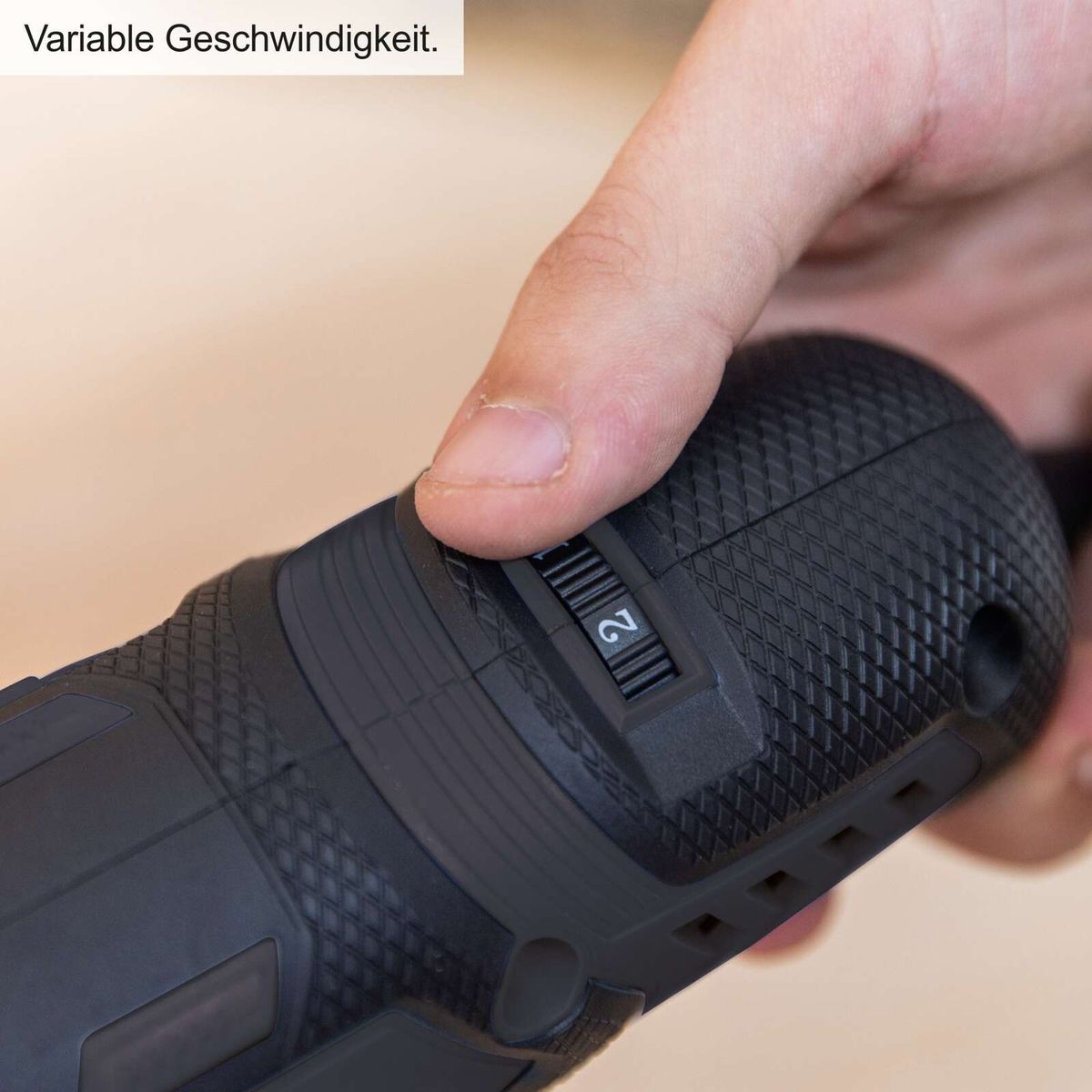 Scheppach-Bürstenschleifer RMS500-BE mit variable Drehzahl und Schleifbürstenset, angezeigt durch Text 'variable Geschwindigkeit'