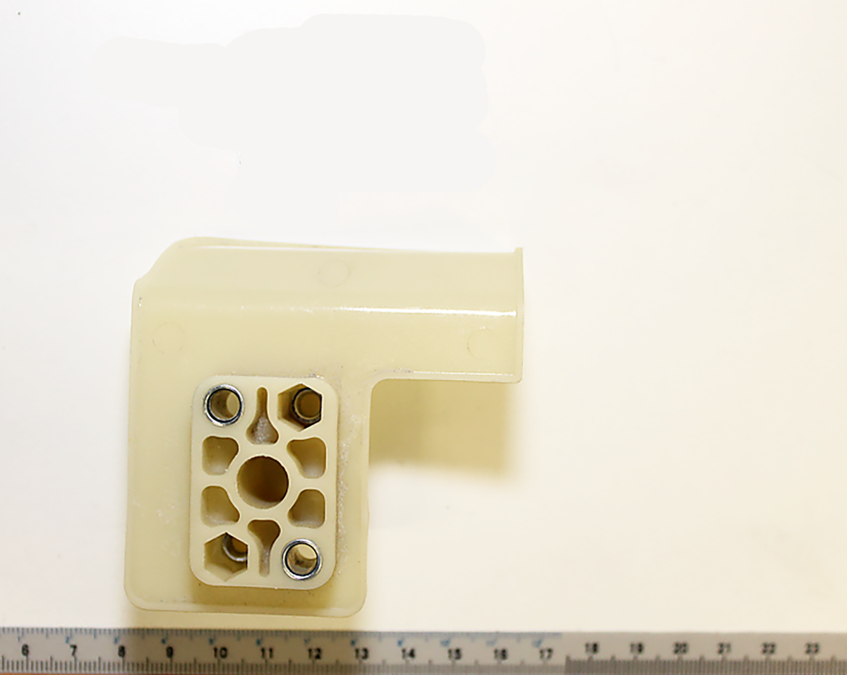 Vergaserplatte von Scheppach, Ansicht von oben, mit Messskala zum Größenvergleich.