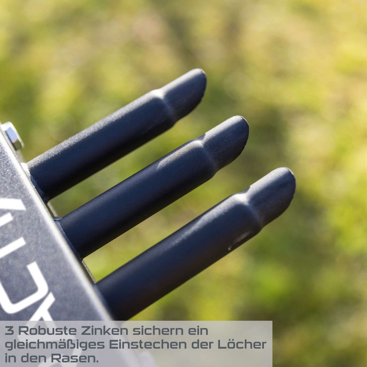 Handrasenlüfter mit drei Zinken für gleichmäßiges Einstechen im Rasen, Text zur sicheren Anwendung