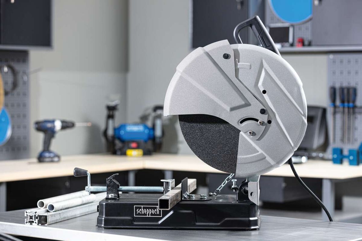 Metall-Trennschneider von Scheppach mit offener Scheibe und Arbeitsbett