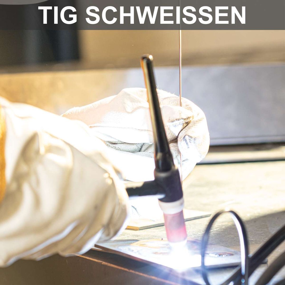 Das Multischweißgerät WSE4000 von Scheppach unterstützt TIG-Schweißen. Es verfügt über eine Schweißdüse und einen TIG-Schweißbrenner.