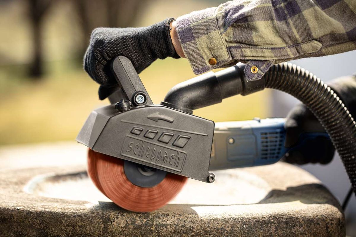 Scheppach-Nylonbürste mit rotem Arbeitsrad, Detailansicht eines Werkzeugs