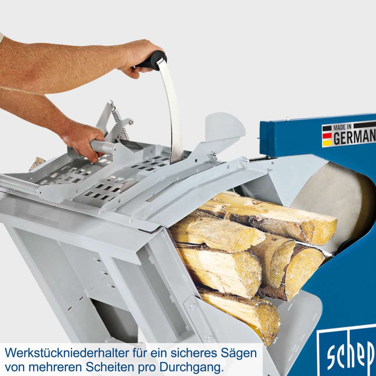 Werkstückniederhalter für sicheres Sägen von mehreren Scheiten pro Durchgang. Gezeigt wird die Wippsäge wox d700sl von Scheppach von der Seite.
