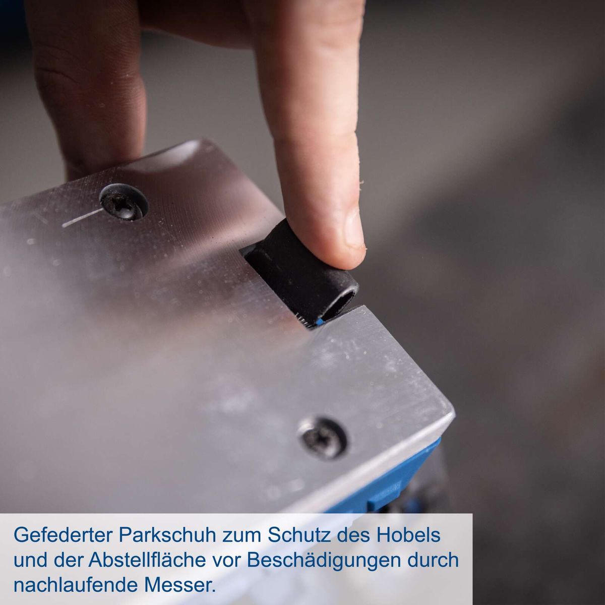 Federnder Parkschuh zum Schutz des Hobels und der Arbeitsfläche vor Beschädigungen durch abknallende Messer