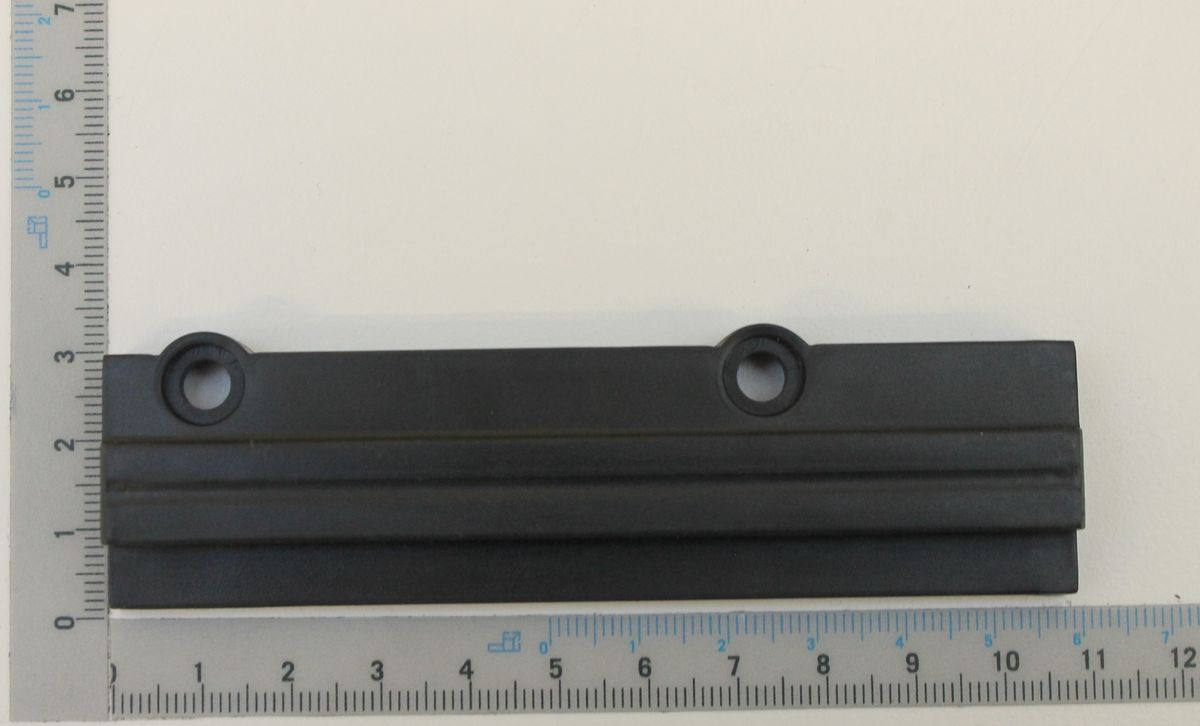 Tischeinlage hinten, Ansicht von oben, mit zwei Löchern und geriffelter Oberfläche.