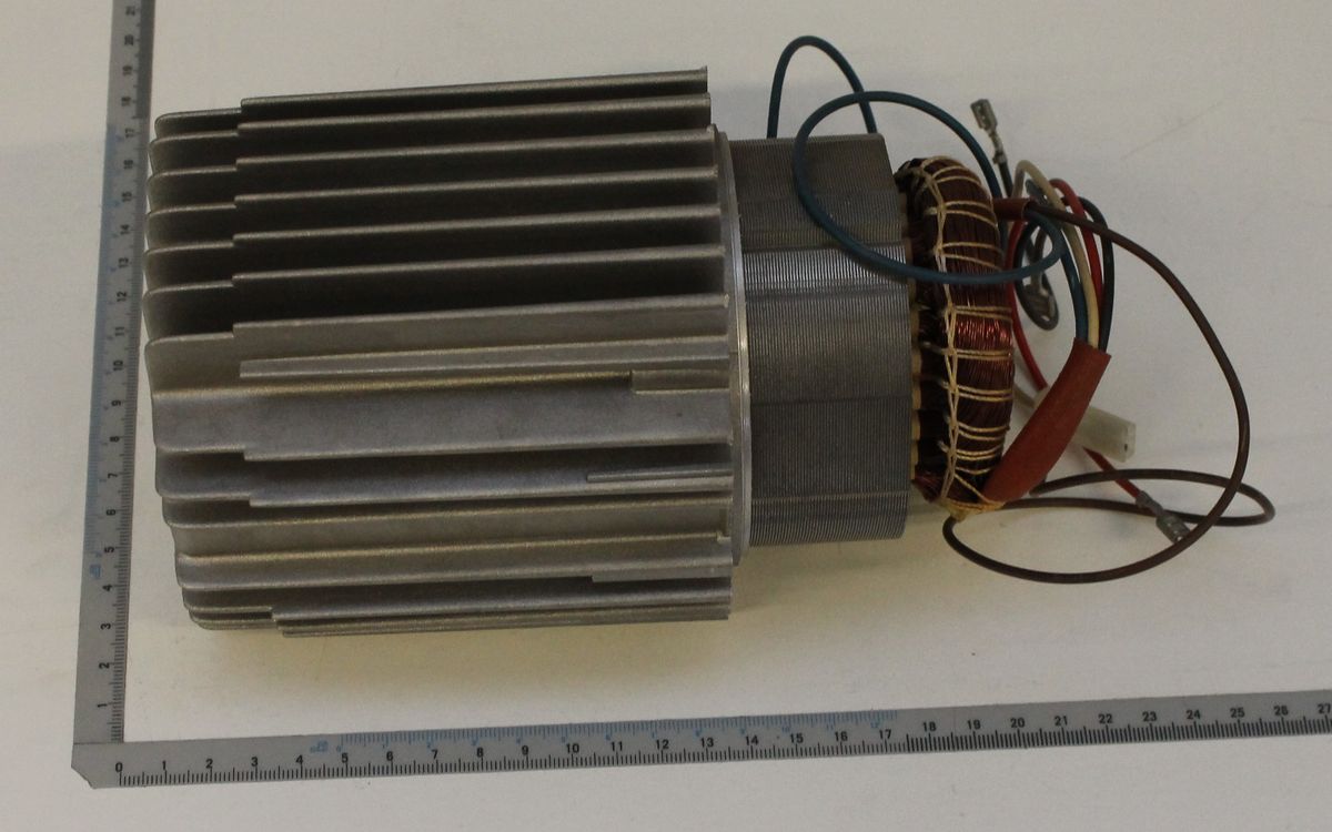 Motor mit Stator und Wicklung, Teilansicht eines Elektromotors mit Wickelkörper und Anschlüssen