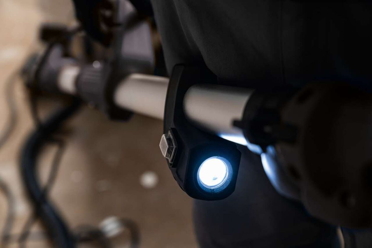 Wand- und Deckenschleifer DWS90X Woodster mit LED-Leuchte, Ansicht von vorne.