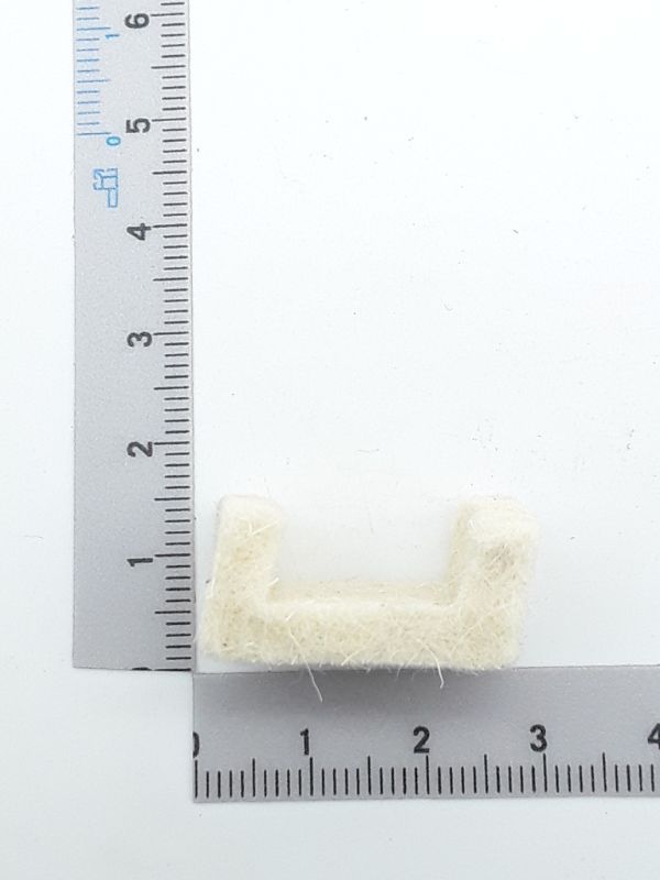 Ein Abstreifer aus Filz, von der Seite betrachtet, neben einem Lineal zur Größenveranschaulichung.