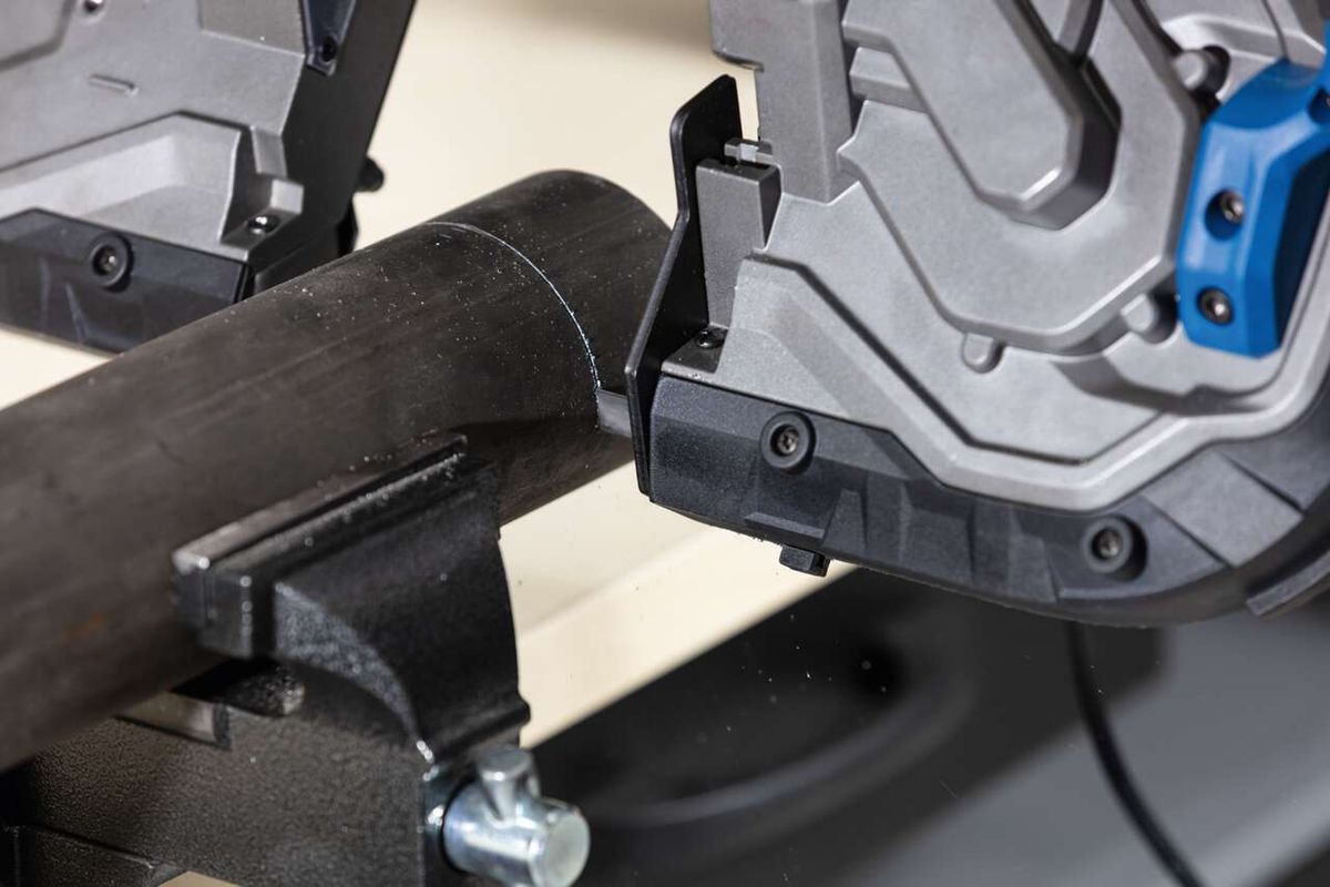 Metallbandsäge MBS1200xt Scheppach, Detailansicht des Sägetischs mit Führungsschiene. Die Säge ist von der Seite gezeigt.