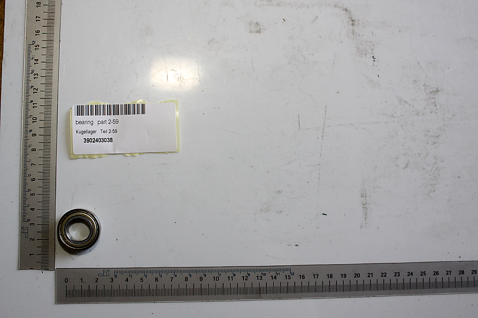 Kugellagerteil (Teil 2-59) mit Beschriftung und Barcode, Maßstab zur Orientierung