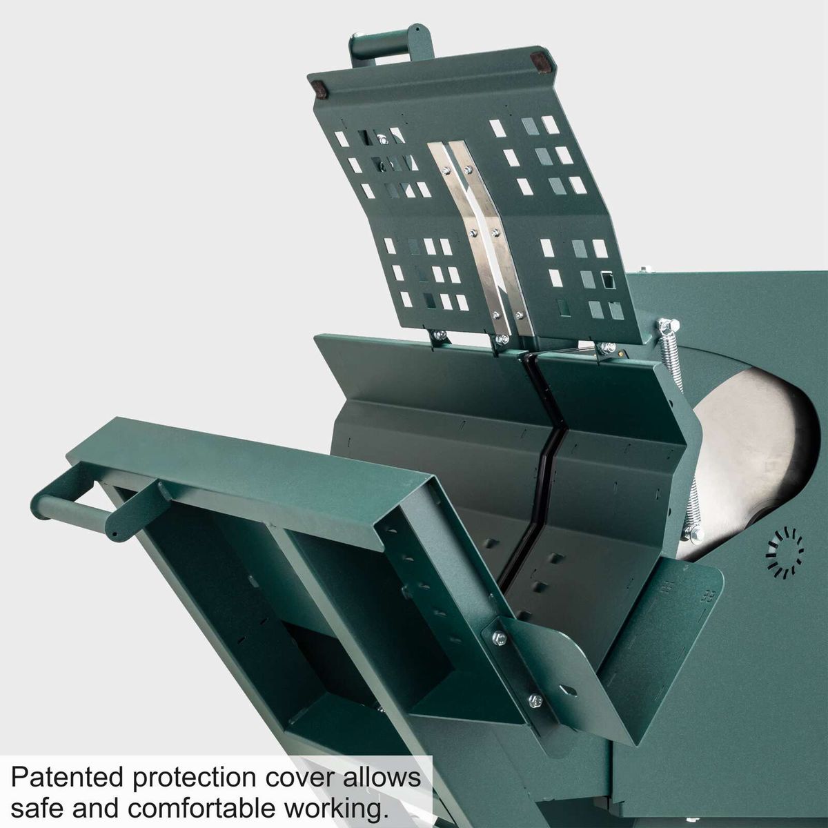 Patentierter Schutzdeckel ermöglicht sicheres und komfortables Arbeiten. Die Wippsäge wox d700 von Scheppach Forrest bietet maximale Sicherheit und Benutzerfreundlichkeit durch ihren Schutzdeckel.