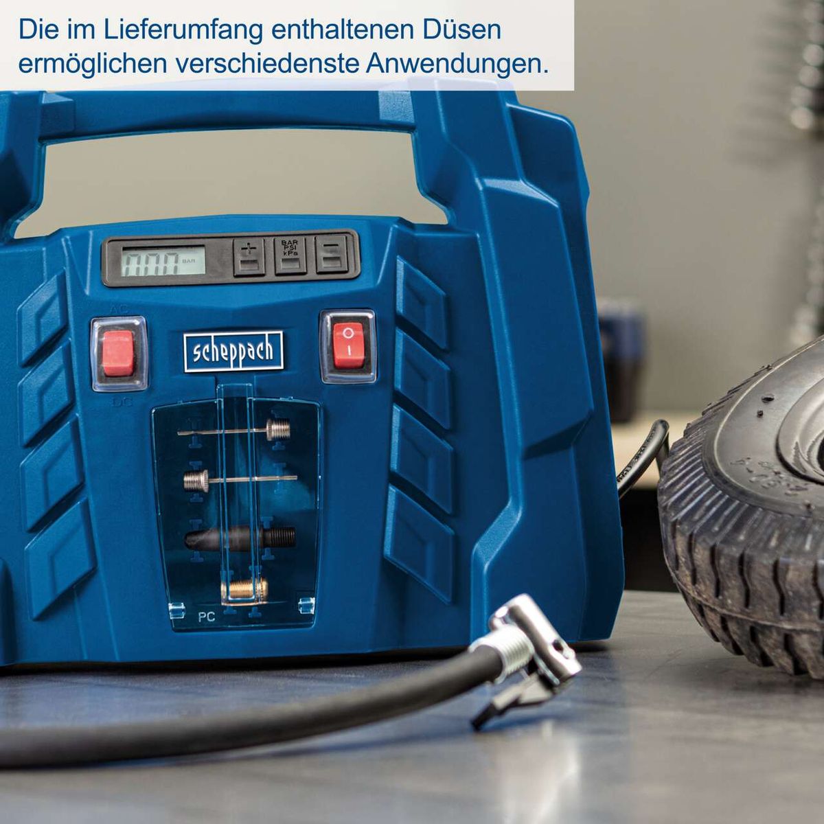 Der Kompressor Airforce 5 von Scheppach bietet verschiedene Düsen für vielfältige Anwendungen. Er verfügt über ein LCD-Display, einen 230V- und 12V-Anschluss, ist ölfrei, tragbar und mobil, ideal für Auto/KFZ und inkludiert ein Zubehörset.