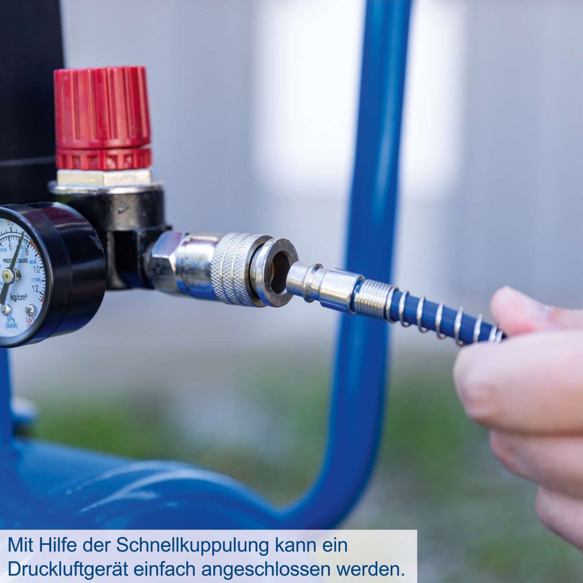 Mit Hilfe der Schnellkuppulung kann ein Druckluftgerät einfach angeschlossen werden.