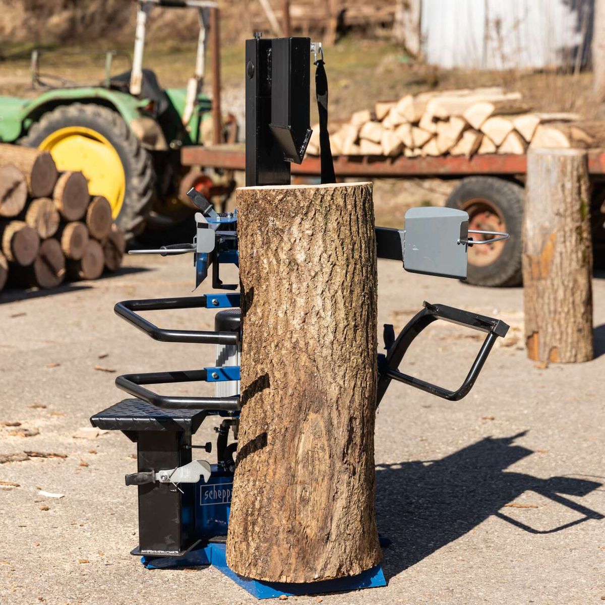 Der Holzspalter Compact 10t von Scheppach mit robustem Standfuß und praktischem Handgriff für einfachen Transport. Ideal für Meterholz bis 1070mm x 380mm.