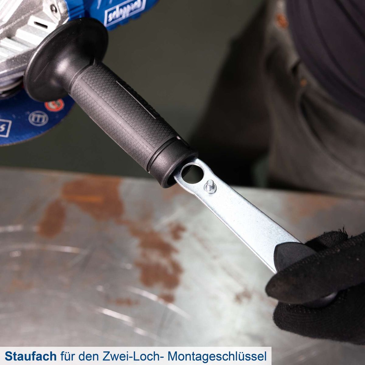 Staufach für den Zwei-Loch-Montageschlüssel. Das Staufach ist ein praktisches Feature des Akku-Winkelschleifers C-AG125-X von Scheppach.