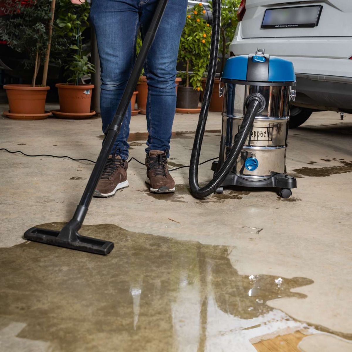 Der Scheppach Nass-Trockensauger NTS30v2 mit 1200W Leistung, 30L Behälter, Ausblasfunktion und 9-teiligem Zubehör. Ideal für Nass- und Trockenaufgaben.