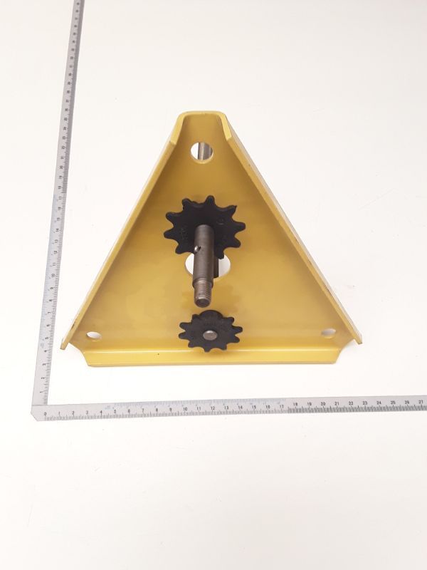 Verstellplatte von Scheppach, Ansicht von vorne. Die Platte ist gelb und hat zwei schwarze Zahnräder mit einer Achse in der Mitte.