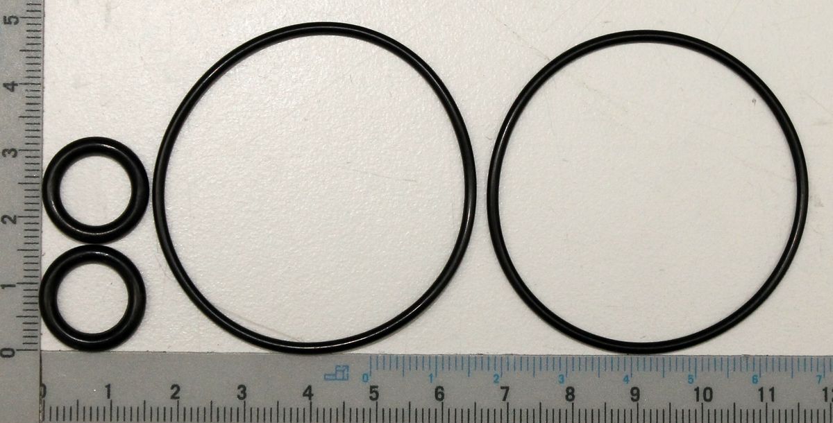 O-Ringe und Dichtungsringpaar für Pumpen, Maßstab für Größenvergleich