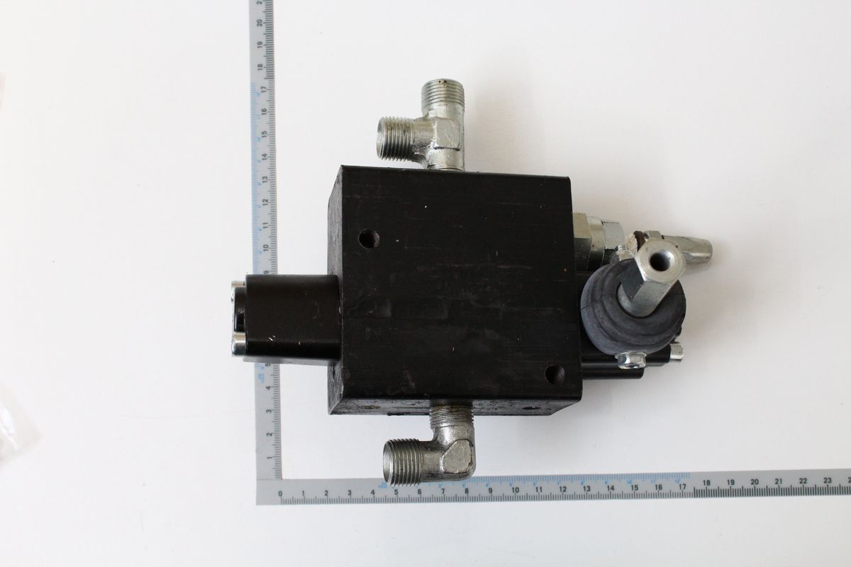 Steuerventil mit Anschlussstutzen und Halterung für Scheppach-Produkte