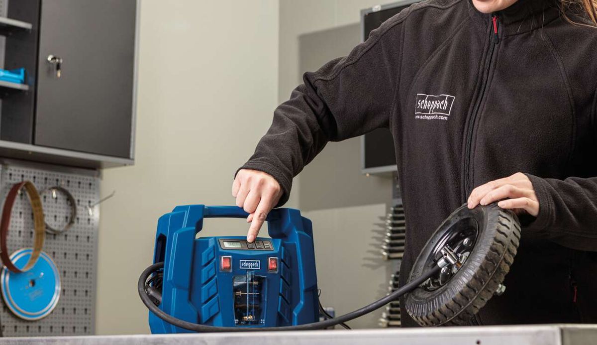 Portabler Scheppach-Kompressor mit Zubehörset für KFZ oder DIY-Anwendungen