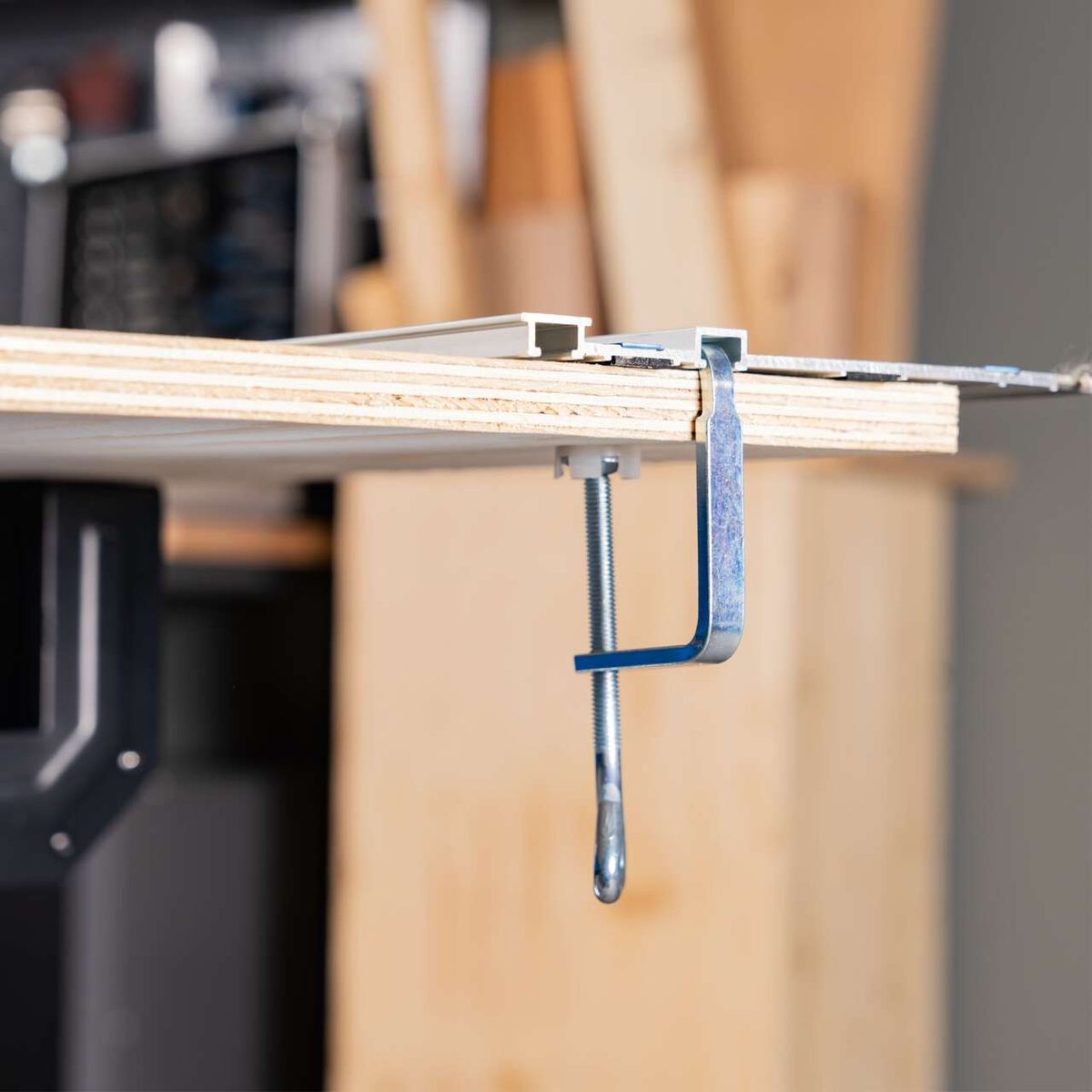 Die Tauchsäge PL55 von Scheppach verfügt über eine Führungsschiene und ein Sägeblatt mit 160 mm Durchmesser. Sie bietet präzises Schneiden und einfache Handhabung.