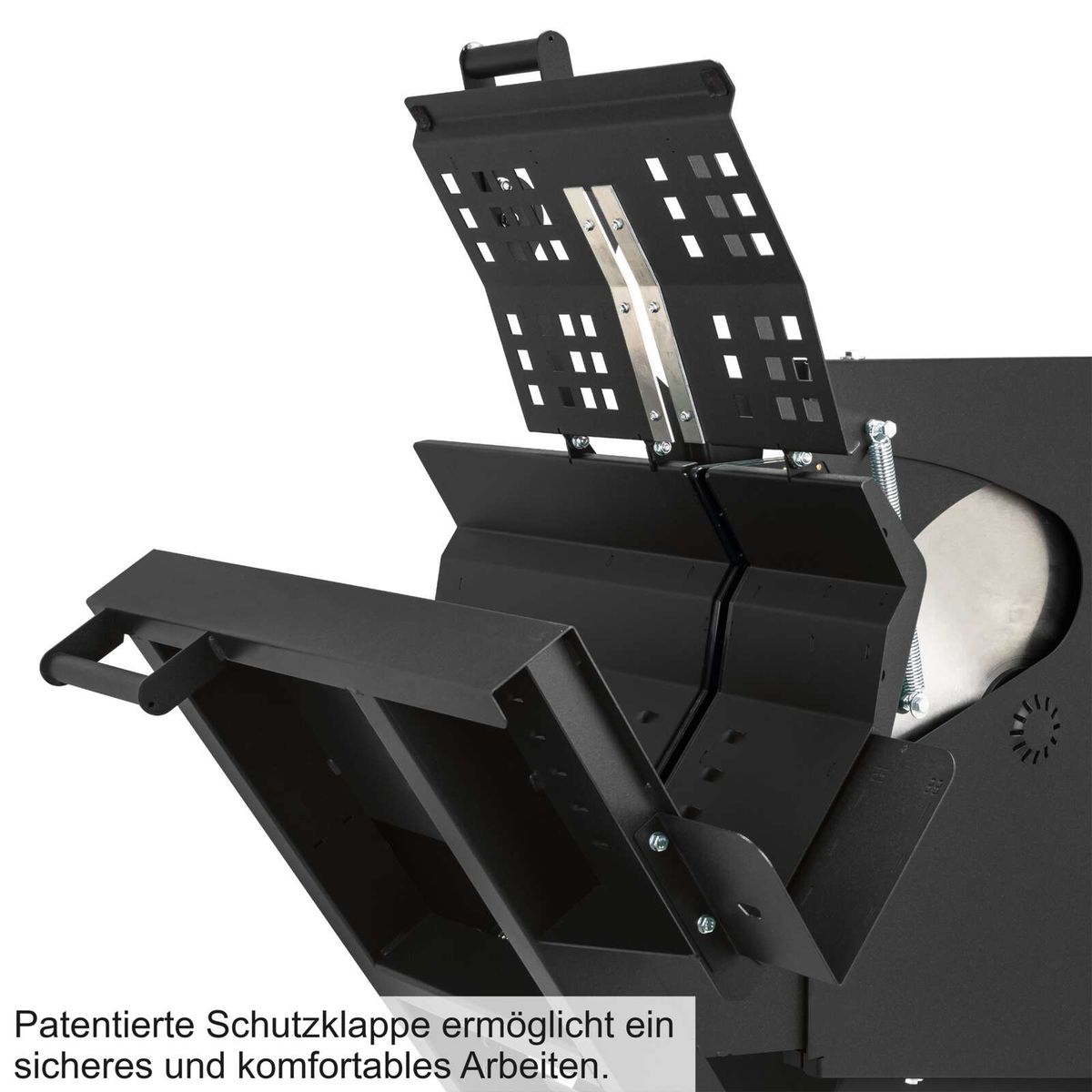Die Wippsäge WOX D700 Black Edition von Scheppach verfügt über eine patentierte Schutzklappe, die ein sicheres und komfortables Arbeiten ermöglicht. Die Schutzklappe schützt den Benutzer vor Verletzungen und sorgt für eine präzise Führung des Werkstücks.