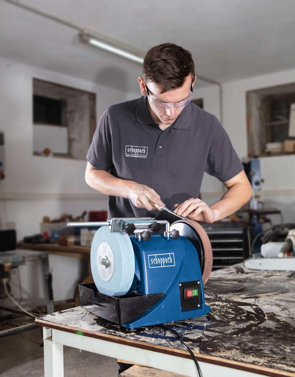 Scheppach-Wasserschleifmaschine mit Schleifstein in der Arbeitssituation