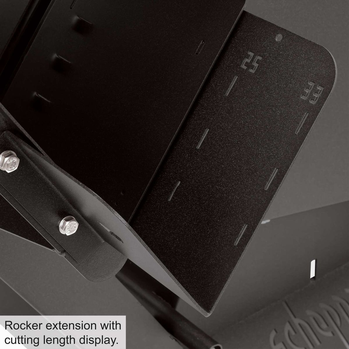 Die Wippsäge WOX D700 Black Edition von Scheppach verfügt über eine Wippenverlängerung mit Schnittlängenanzeige. Diese Funktion ermöglicht eine präzise Einstellung und Kontrolle der Schnittlänge.