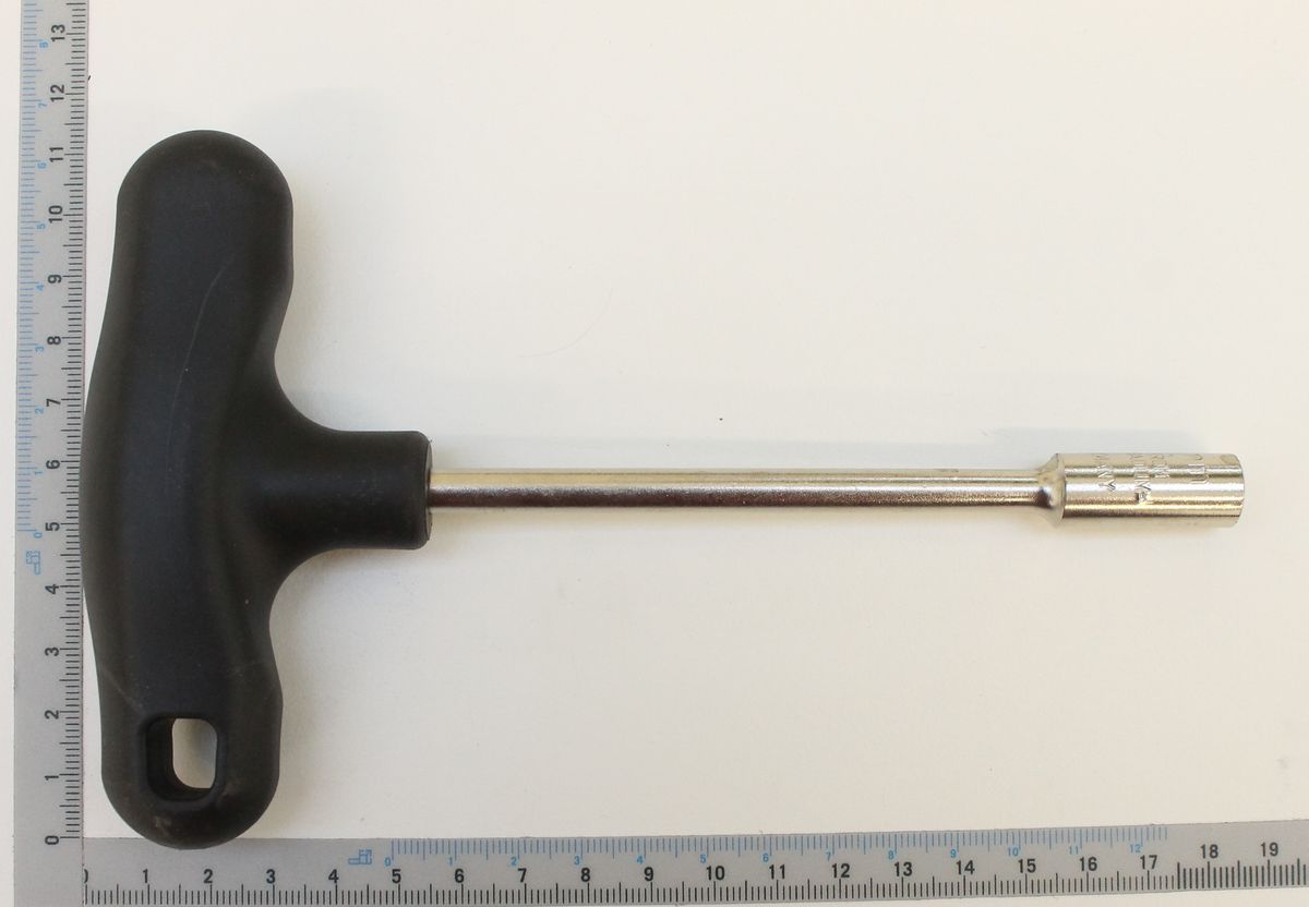 Ein Sechskantsteckschlüssel mit Quergriff von Scheppach, gezeigt von der Seite auf weißem Hintergrund.