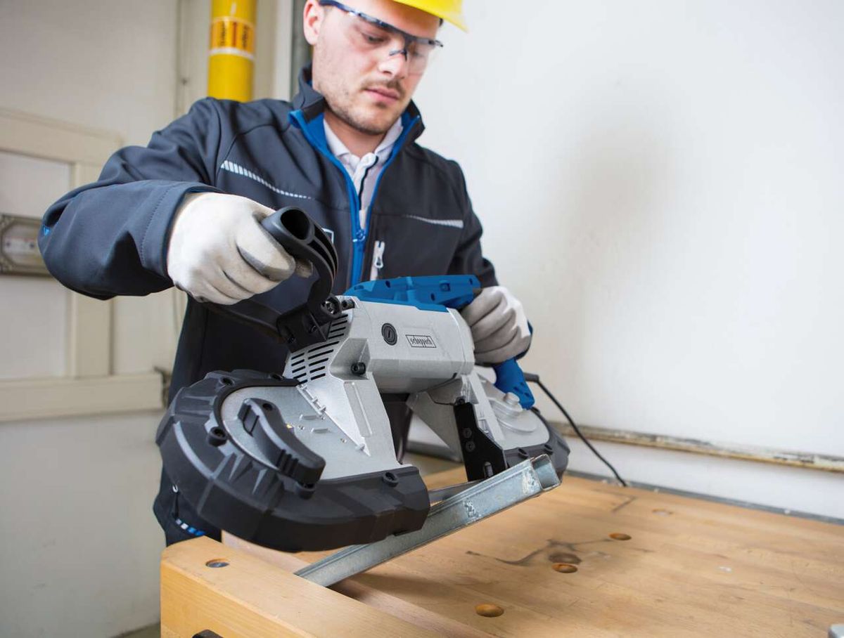 Scheppach-Metallbandsäge mit Arbeitsplatte, Werkzeug in Gebrauch