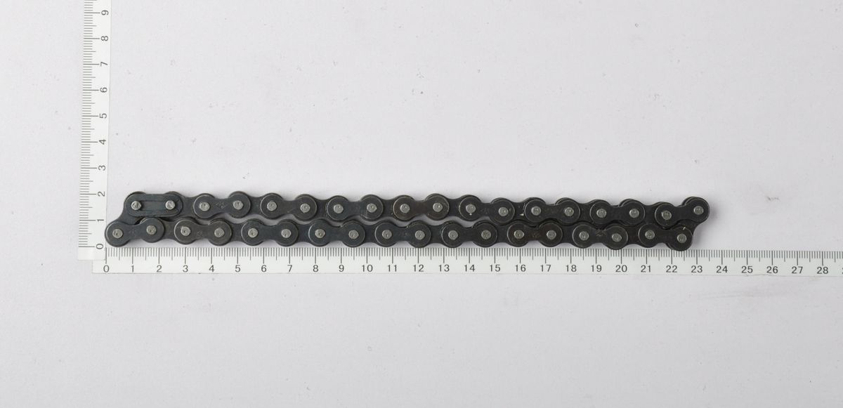 Kette DIN8187 - 081 36 Glieder inkl. Verschlussglied, von oben fotografiert.