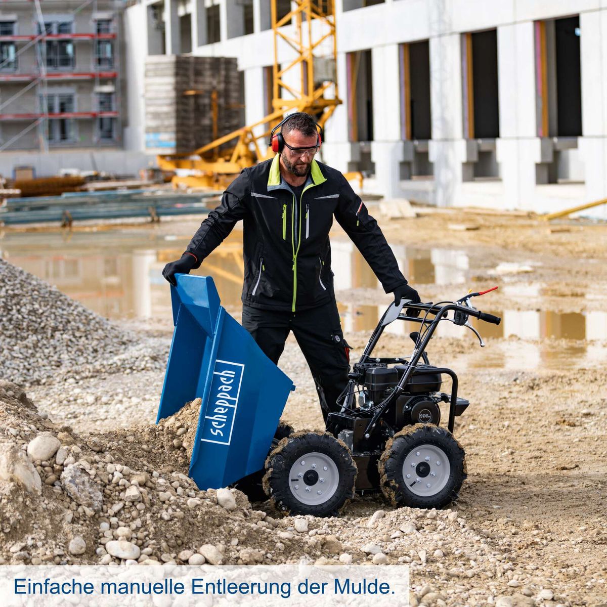 Manuelles Entleeren von Mulden mit Scheppach-Dumper DP3100, 300 kg Traglast
