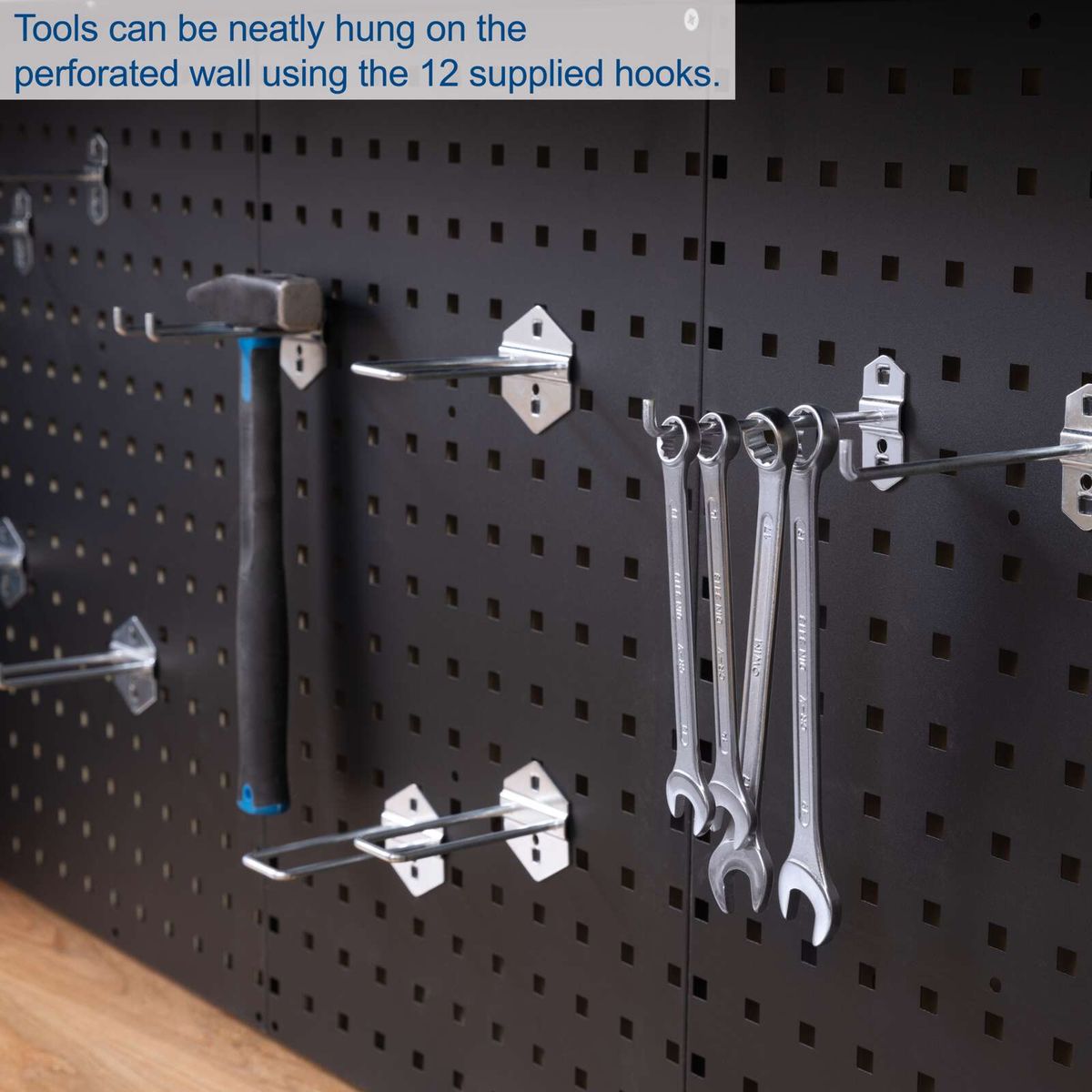 Werkzeugwand mit 12 Halterungen für verschiedene Werkzeuge im Scheppach-Werkstattmodulsystem
