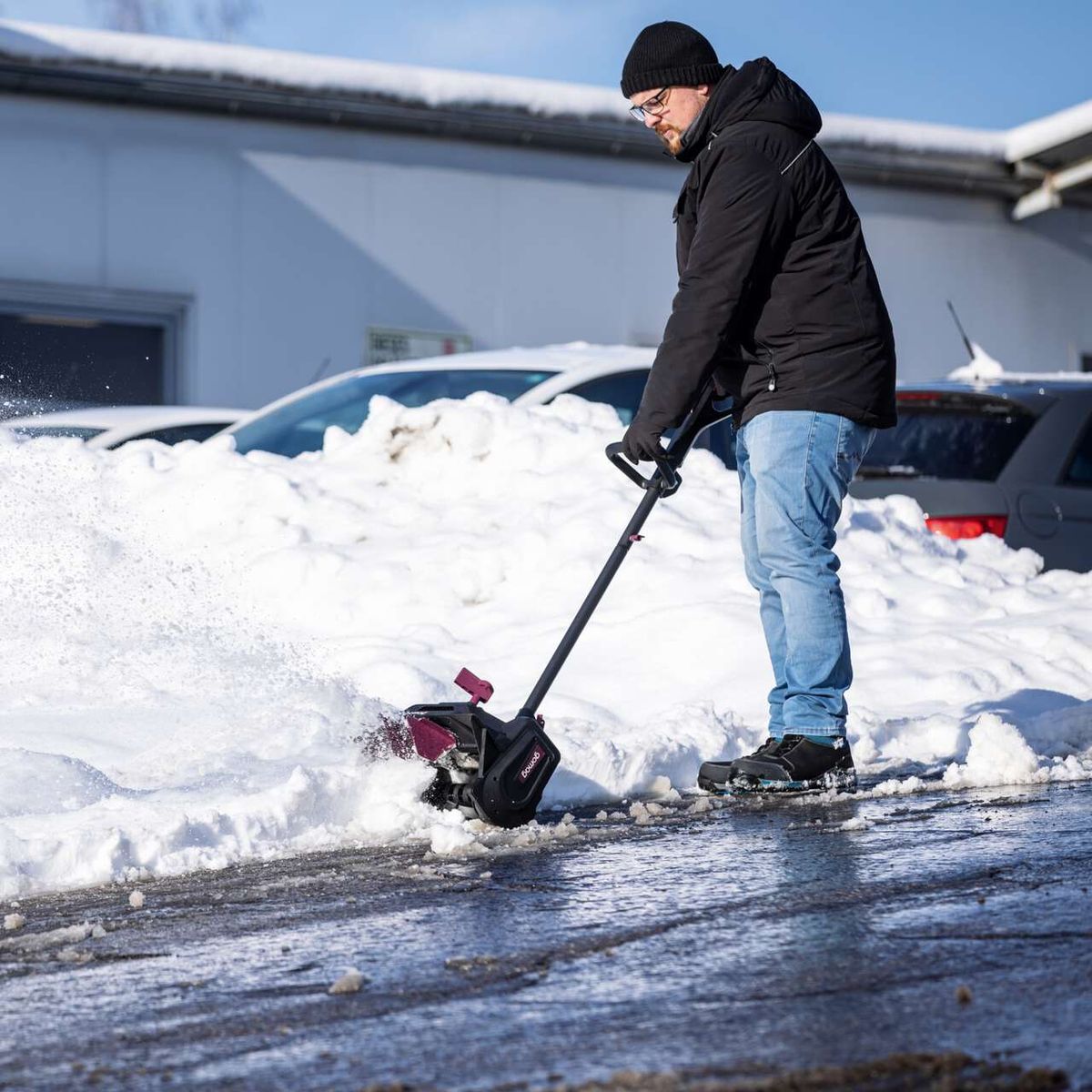 Die Akku-Schneefräse GO-SNF400 gomag von Scheppach verfügt über einen praktischen Handgriff und eine robuste Bauweise. Sie ist ideal für die Schneeräumung im Winter. Die Maschine ist leicht zu manövrieren und effizient im Einsatz.