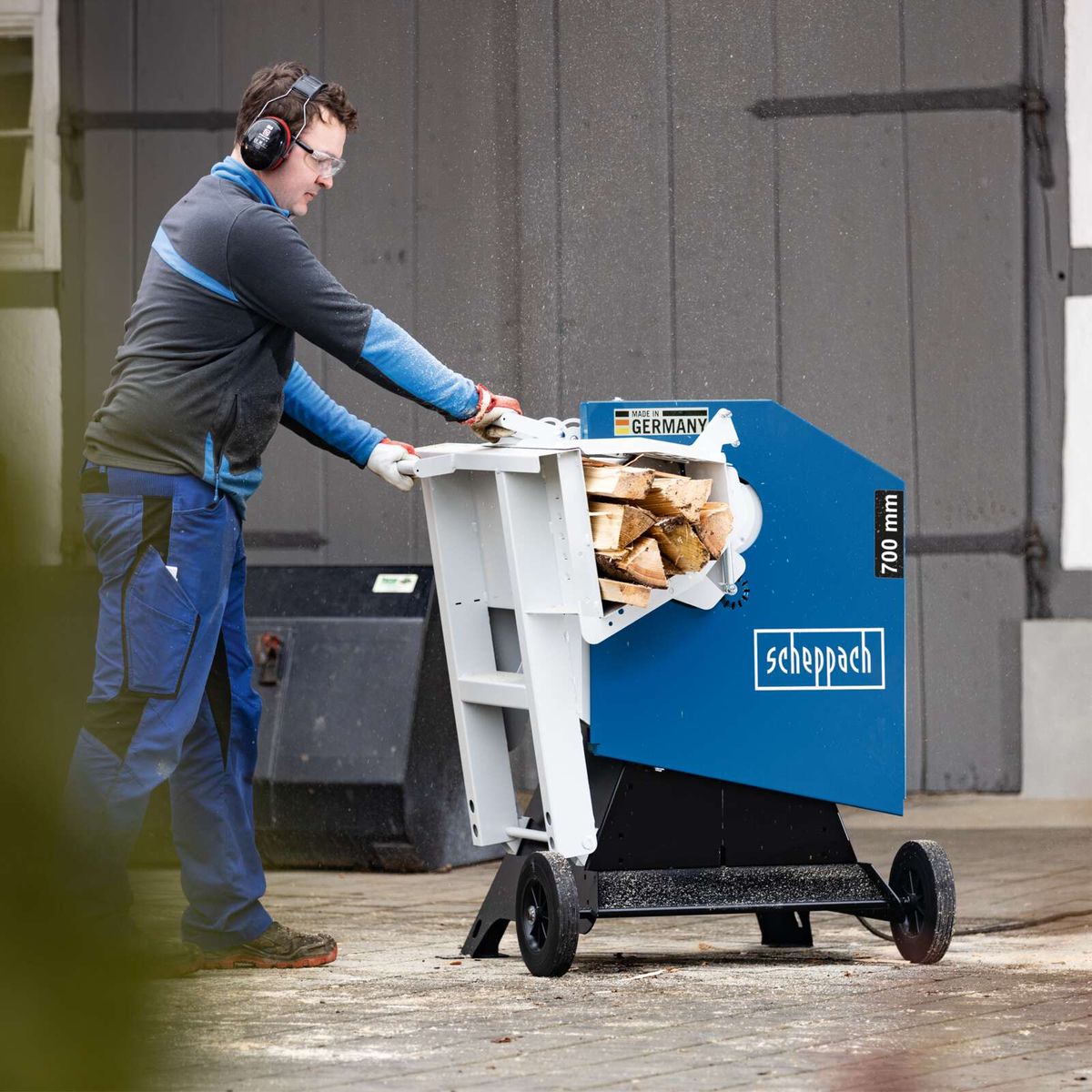 Die Wippsäge WOX D700 von Scheppach hat eine Schnittbreite von 700 mm und ist Made in Germany. Sie verfügt über eine Leistung von 5200W und arbeitet mit 400V 50Hz.