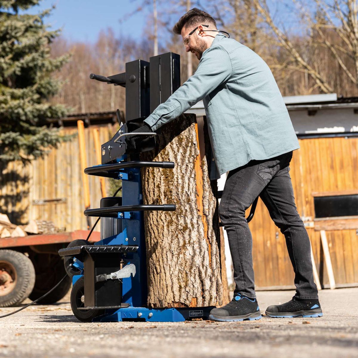 Holzspalter von Scheppach mit Standfuß, Detailansicht beim Spalten von Meterholz