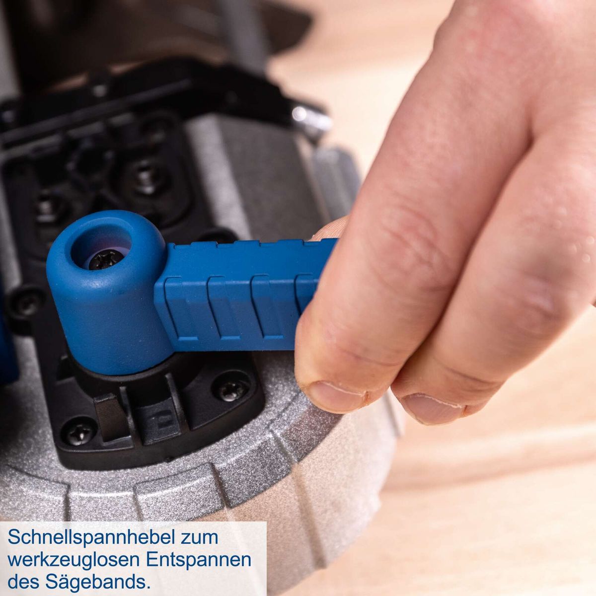 Schnellspannhebel für werkzeuglosen Entspannung der Sägebandschiene