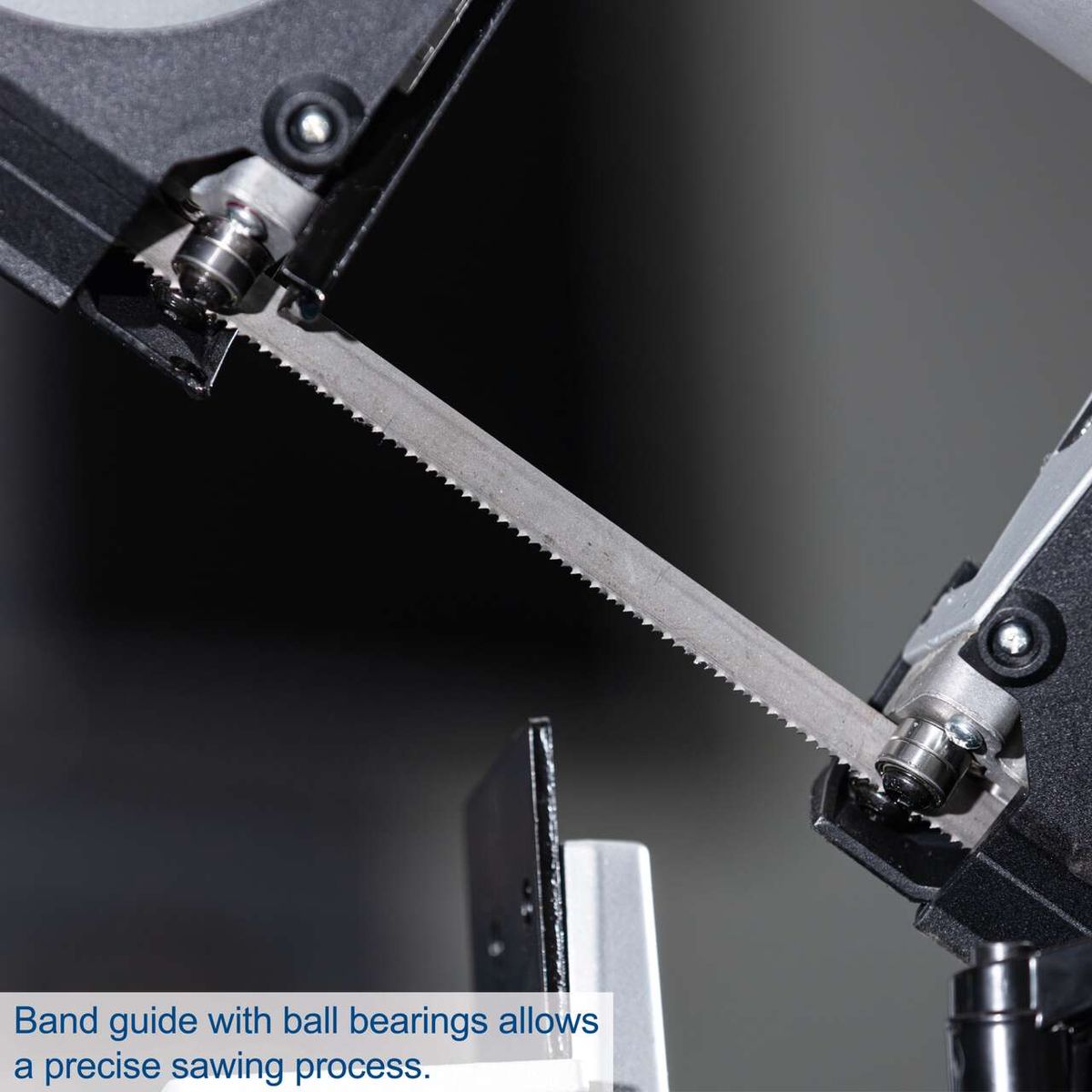 The band guide with ball bearings allows a precise sawing process.