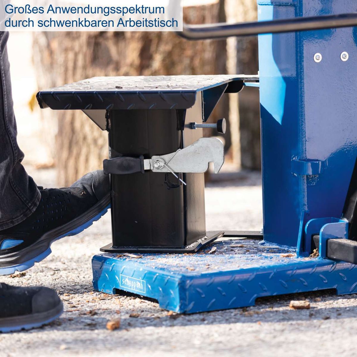 Hydraulischer Holzspalter mit schwenkbarem Arbeitsbett für vielseitige Anwendung