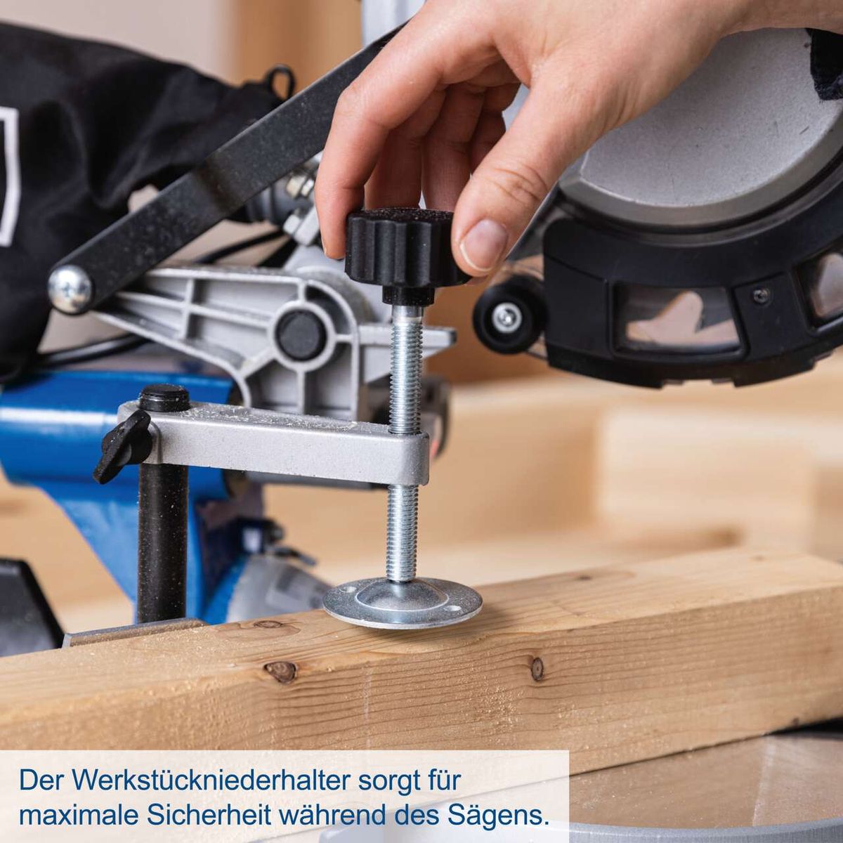 Der Werkstückniederhalter sorgt für maximale Sicherheit während des Sägens. Die Kappzugsäge HM216 von Scheppach verfügt über einen Werkstückniederhalter, der das Werkstück sicher fixiert und so die Arbeitssicherheit erhöht.