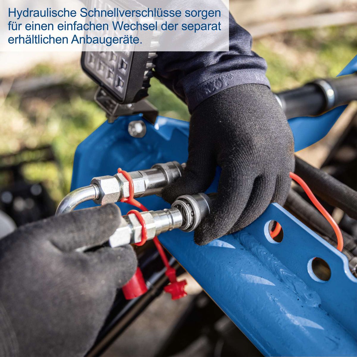 Hydraulische Schnellverschlüsse für einfachen Wechsel von Anbaugeräten auf dem Scheppach Kompaktlader MKL730