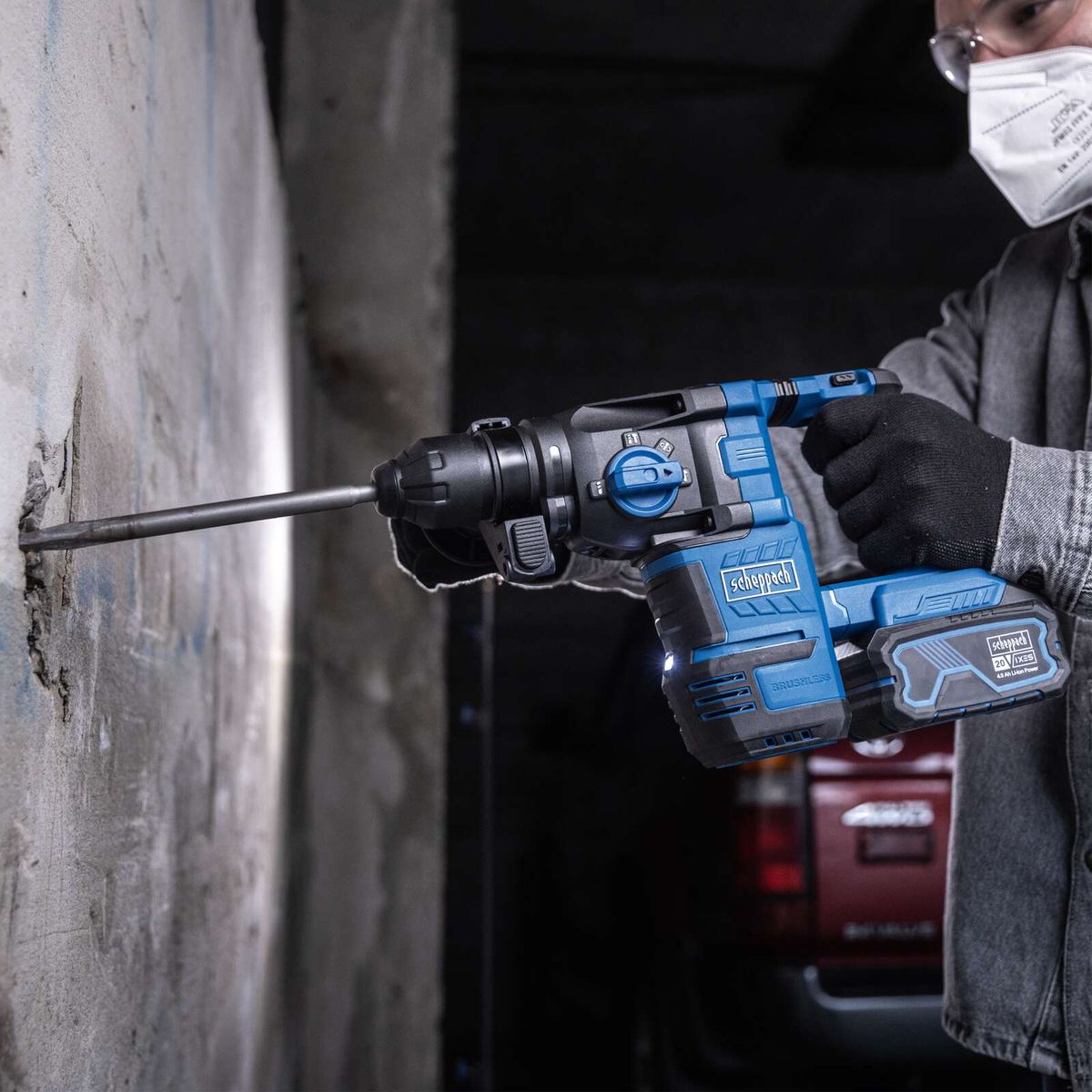 Scheppach Akku-Bohrhammer mit SDS-Plus-System, Akku und Ladegerät in Einsatz